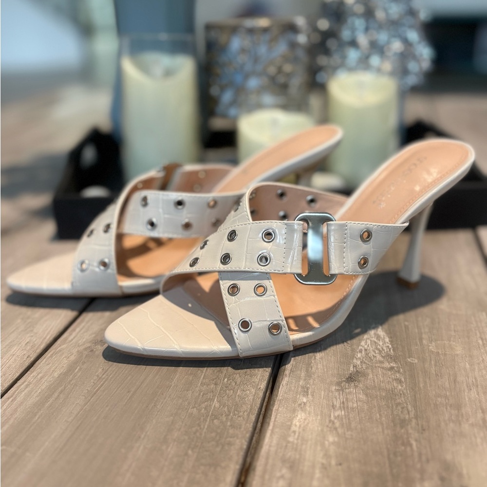 Elegant Cream Heeled Sandals with Buckle Detail